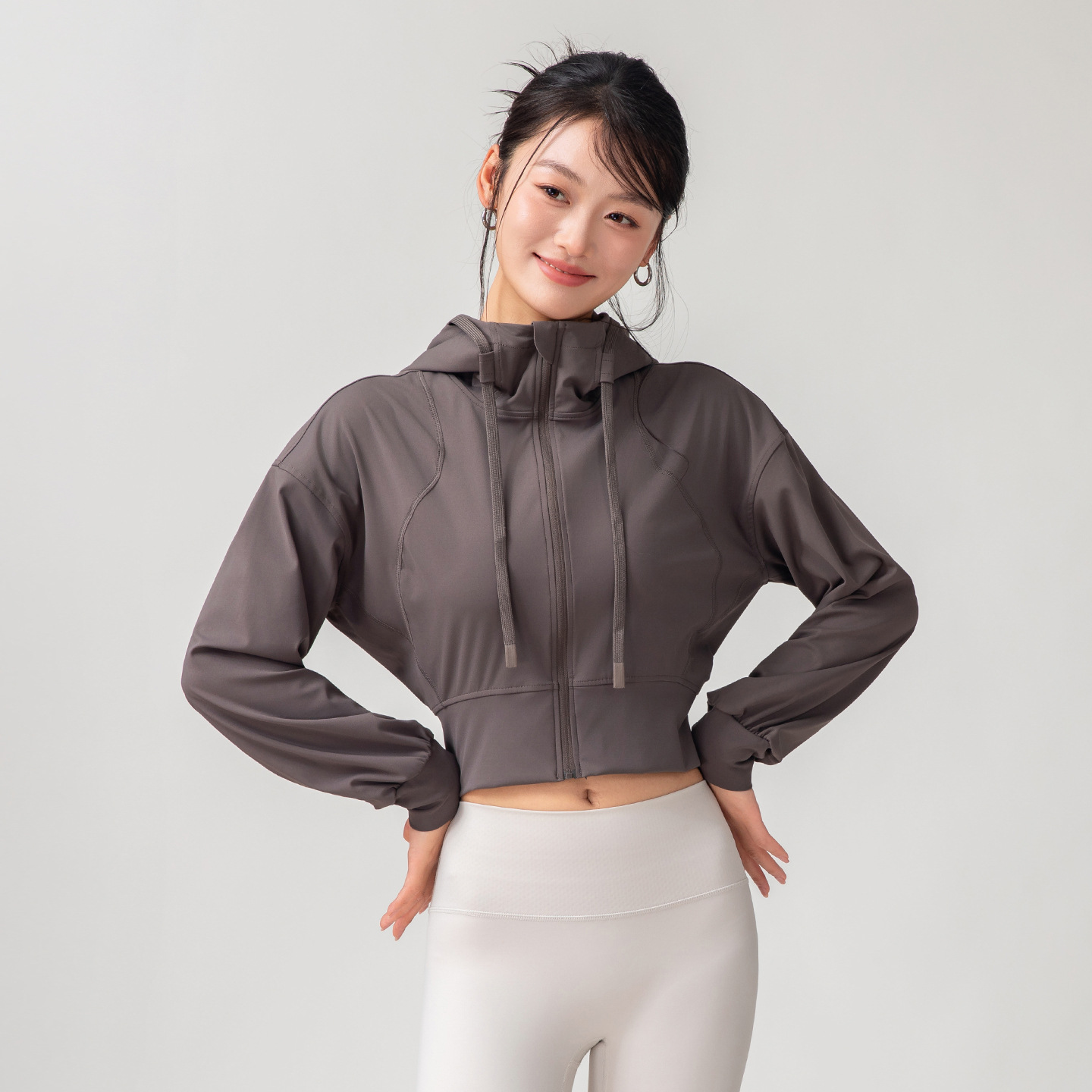 Yoga & Fitness With Faye The Well Being Studio Abbots Langley - เสื้อโยคะผู้หญิงสีพื้น แขนยาว คอตั้ง มีฮู้ด สไตล์ลำลอง เรียบง่าย